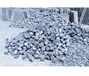 Cubes de pavés en pierre naturelle de calcaire noir durable pour pavage extérieur, allées paysagères, chemins de jardin et installation de voies d'accès - Product Image 1