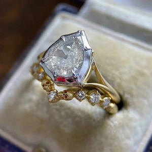 Anillo de Diamantes T0072, Oro Sólido de 18K, Corte Pera, Diamante Natural Color D, Anillo de Compromiso para Mujer con Diamantes Laterales - Product Image 2