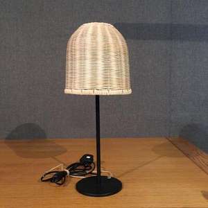 <span class=keywords><strong>Lampe</strong></span> de table en bois avec tissage en rotin Construction en pin naturel Design minimaliste pour les intérieurs de maison de style scandinave - Product Image 2
