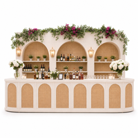 Comptoir de bar modulaire en rotin tressé style bohème avec étagères en bois pour événements, fêtes et banquets en extérieur (location)