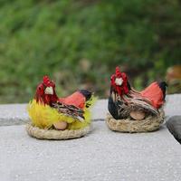 Handgefertigte realistische schlupfende Henne mit künstlichen Echten Federn, detailliertes Design, Osterdeko, Bauernhof-Vogelszene, Requisite für Eierstand.