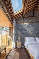 Revêtement mural en pierre naturelle moderne, irrégulière et brutalement taillée, gris, pour décoration extérieure de villa