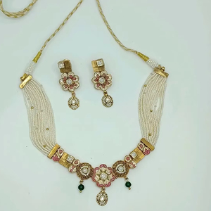 Ensemble de collier ethnique doré avec perles multirangs, motif fleur rose et boucles d'oreilles assorties pour occasions festives - Product Image 2