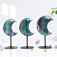 Ornement en cristal de fluorite arc-en-ciel naturelle sculpté en forme de lune, pierre verte et violette, sur support d'exposition pour bureau ou étagère