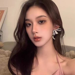 ต่างหูผู้หญิงทรงหย<span class=keywords><strong>ด</strong></span>น้ำประ<span class=keywords><strong>ด</strong></span>ับคริสตัลและเพชรพลอยรูปดอกไม้พร้อมพู่ห้อยโลหะผสม<span class=keywords><strong>ด</strong></span>ีไซน์เข็มเงิน สไตล์ยุโรปอเมริกัน ทันสมัย เหมาะเป็นของขวัญ - Product Image 1