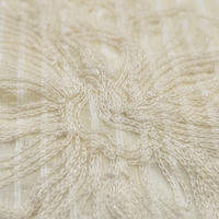Tissu tricoté respirant à rayures verticales jaune clair brillant, broderie délicate de lotus en point de chaînette, motif floral raffiné