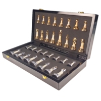 Jeu d'échecs pliable de haute qualité. Jeu d'échecs en bois de chêne. Produit pour le développement de l'intelligence des enfants.