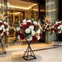 Centre de table en fleurs artificielles, rose blanche bordeaux, grand arrangement de table de mariage avec détails dorés et support métallique
