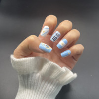 Vente en gros d'usine : Faux ongles carrés courts bleu clair et blancs, style argentin, avec logos d'équipes et motifs étoiles.