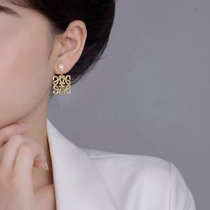 ต่างหูมุกทรงสี่เหลี่ยมสไตล์ยุโรปอเมริกันย้อนยุค ดีไซน์เรียบหรู ดูมีระดับ ทันสมัย มีเอกลักษณ์ - Product Image 4