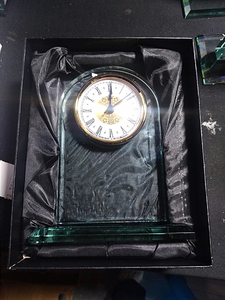 Orologio da <span class=keywords><strong>Tavolo</strong></span> in <span class=keywords><strong>Cristallo</strong></span> Trasparente con Logo Personalizzato Inciso al Laser 3D in Stile Vintage con Confezione Regalo per Matrimoni - Product Image 6