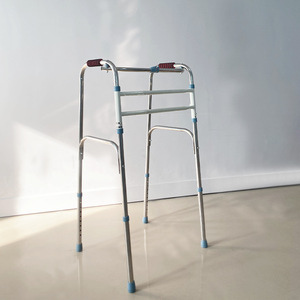 Déambulateur pour personnes âgées avec hauteur réglable et pieds antidérapants, aide à la marche portable, longueur 60 cm, couleur blanche - Product Image 2