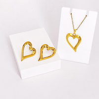 Ensemble collier pendentif cœur et boucles d'oreilles clous en acier inoxydable plaqué or PVD 18 carats pour femme, bijoux asymétriques délicats style bohème, cadeau