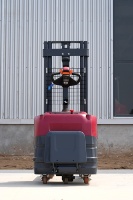 Apilador Eléctrico Retráctil de 1.5t (1500kg) con Elevación de 5m, VNA para Pasillos de 3m, Apilador de Palets para Almacén con Batería de Litio de 48V, Certificación CE