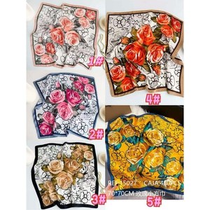 Fazzoletto Quadrato con Stampa Floreale 70x70Cm, Accessorio Moda Donna - Product Image 1