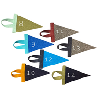 Drapeau triangulaire promotionnel personnalisé brodé en feutre doux pour accessoires de porte-clés et breloques de mini-sacs