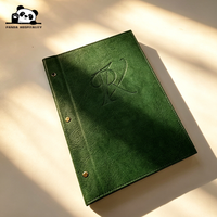 Couverture de menu en cuir pour restaurant gastronomique avec logo personnalisé, reliure verte à vis/clous et pochettes transparentes
