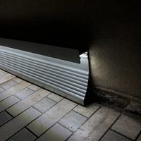 Profilé de plinthe LED moderne en aluminium, finition anodisée polie, haute qualité pour applications de bande lumineuse sur cloisons sèches