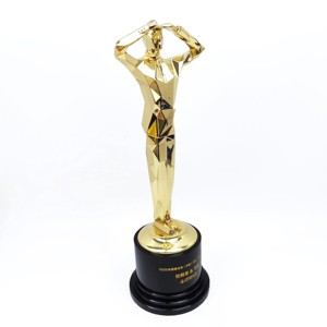 Trophée personnalisé en alliage d'étain plaqué or - Trophée en métal plaqué écologique avec gravure et lettrage - Product Image 2
