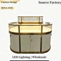 Comptoir de présentation de bijoux en verre incurvé de luxe sur mesure, avec éclairage LED, cadre en acier inoxydable doré, vitrine de boutique écologique, fabrication en usine