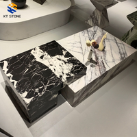 Table basse moderne et spacieuse en marbre KT STONE avec support stable pour conversations en famille, moments de thé et petits rassemblements.