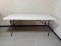 Table pliante d'extérieur portable en HDPE de 1,8 m au design minimaliste moderne, personnalisation du logo, idéale pour les petits repas et les conférences