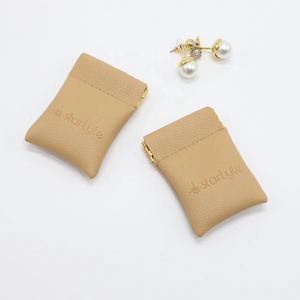 Pochette de luxe en cuir pour bijoux avec logo personnalisé en relief, fermeture magnétique et rabat en cuir pour bagues et boucles d'oreilles - Product Image 2