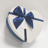 Blaue Herzförmige Geschenkbox mit Schleifenband Maßgefertigte Kartonverpackung für Valentinstag für Schokolade, Schmuck oder Hochzeitsgeschenke