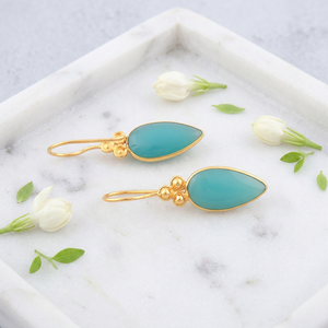 Pendientes ligeros y sencillos con cabujón de calcedonia aguamarina en forma de lágrima, latón chapado en oro de 18k, diseño con cuentas, gancho para la oreja, pendientes con bisel. - Product Image 5