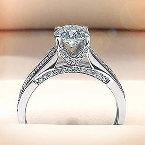 Anello di fidanzamento da donna in oro bianco F1338 con diamante rotondo taglio brillante colore G naturale - Product Image 3