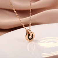 Collier de couple populaire européen et américain en acier inoxydable plaqué or rose avec pendentif double anneau chiffres romains, simple et élégant