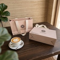 Sacs en papier kraft recyclé pour cosmétiques et vêtements, sacs de shopping personnalisés de luxe verts avec poignées torsadées
