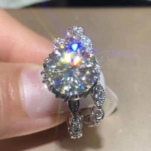 Anello in Oro Bianco Q238 con Diamante Taglio Ovale Colore D Naturale Gioiello di Fidanzamento per Donna - Product Image 2