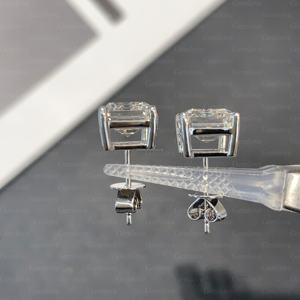 ต่างหูเพชรทรงเหลี่ยมมรกตที่ได้รับการรับรองจาก IGI ตัวเรือนทองคำขาว 9K-18K แบบสี่ก้านสำหรับผู้หญิง - Product Image 4