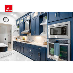 تصميم خزائن مطبخ خشبية بلون أزرق داكن من مجموعة ألاند جروب لمشروع هامبتون مع جزيرة على شكل حرف L وسطح رخامي - Product Image 4