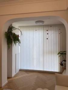 Persianas Verticales Motorizadas Modernas de Alta Calidad, Diseño Art Deco Liso, Ventana Francesa, Tamaño Personalizable, Eléctricas Integradas - Product Image 2