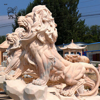 Grande sculpture décorative en pierre naturelle pour l'extérieur Sculpture d'animaux de jardin Statues de lion en marbre grandeur nature à vendre