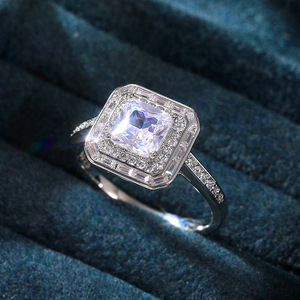 Anello Nuziale a Quattro Punte per Donne, Elegante Gioiello da Dito con Zirconi - Product Image 6