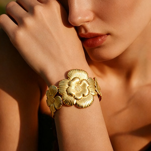 Pulsera chapada en oro con forma de flor para mujer, joyería en forma de C, chapado en oro de 18k, estilo retro de moda - Product Image 1