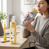 Bouteille d'eau en verre borosilicate Chunmo 32 oz (2 L) anti-fuite avec 2 couvercles (bec verseur et paille), manchon en silicone et design motivant pour boissons chaudes