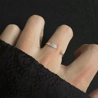 Bague ouverte ajustable en forme de plume vintage pour femme, ton argenté, sertissage invisible, pour cadeau de mariage ou d'anniversaire