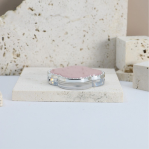 Yuecai Boîtier vide pour fard à joues et illuminateur, forme trèfle, avec bordure et garniture en strass, couleur unie, vente en gros - Product Image 4