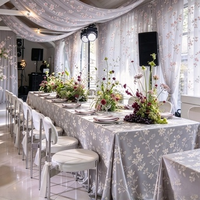Ensemble de linge de banquet moderne en jacquard floral non tissé, lavable, motif fleurs de cerisier, avec nappe et draperie de plafond assorties pour mariage et salle d'événements