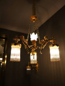 Lámpara Colgante Decorativa de Lujo para Comedor, con Escultura de Tres Ángeles en Latón Chapado en Oro de 24K, con Flecos de Vidrio y Cerámica - Product Image 1