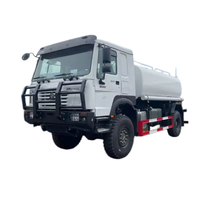 Camion-citerne à eau fiable diesel 4x2 HOWO en acier au carbone 9CBM avec système de pulvérisation