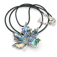 Collier pendentif en coquille d'ormeau naturel pour femmes collier de broche en forme de feuille d'érable Vintage collier en cuir corde bijoux de charme pour cadeaux