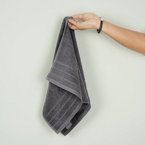 Serviettes de spa, de beauté, de fitness et de salon noires, 100 % coton, résistantes au blanchiment, avec logo brodé personnalisé, faible MOQ, vente en gros - Product Image 5