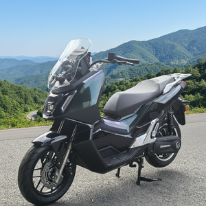 Motocicletta Elettrica a 2 Ruote ad Alta Potenza e Velocità, Personalizzabile in Aspetto e Configurazione, E-moto Veloce in Vendita - Product Image 1