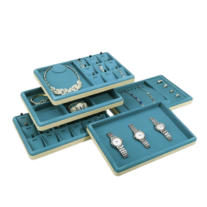 Plateaux de présentation de bijoux en velours bleu sarcelle avec bords beiges, organisateur multi-compartiments pour colliers, bagues, montres et bracelets - Product Image 1