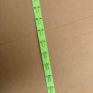Bande de présentation en plastique PP verte pour supermarché avec 12 crochets en plastique, longueur 63 cm - Product Image 3